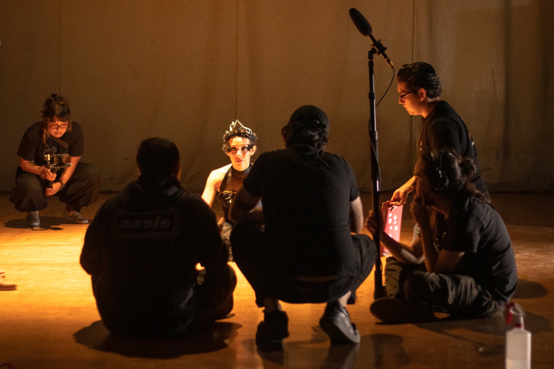 Equipo de QUEBASICO rodeando a la actriz en set