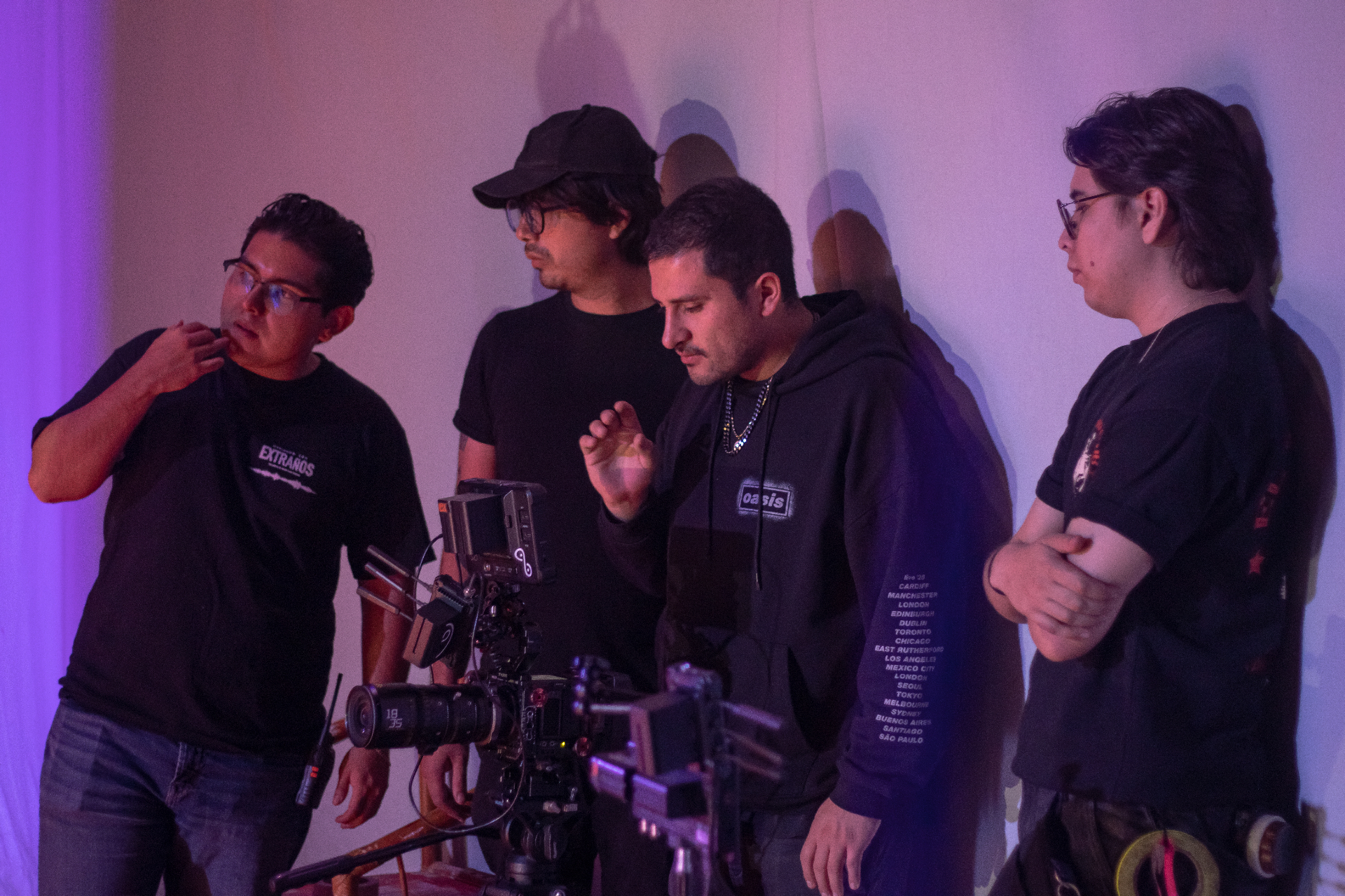 Equipo revisando el monitor detrás de cámara